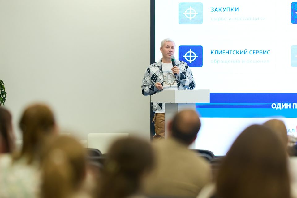 Выступление у кафедры, зал слушает